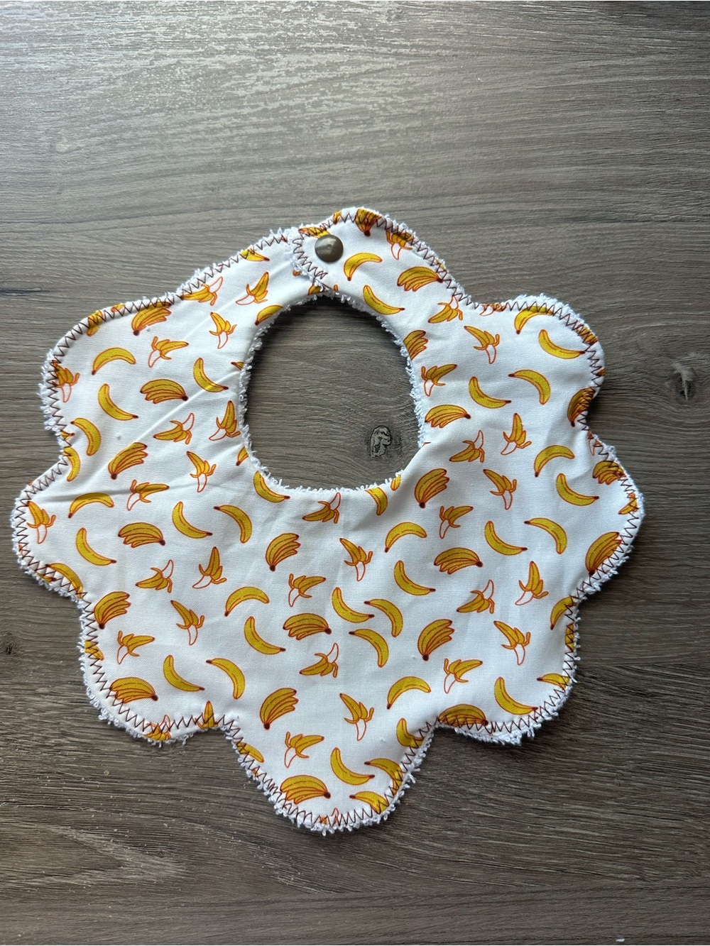 Baby Banana-Print Scalloped Bib in White and Yellow
